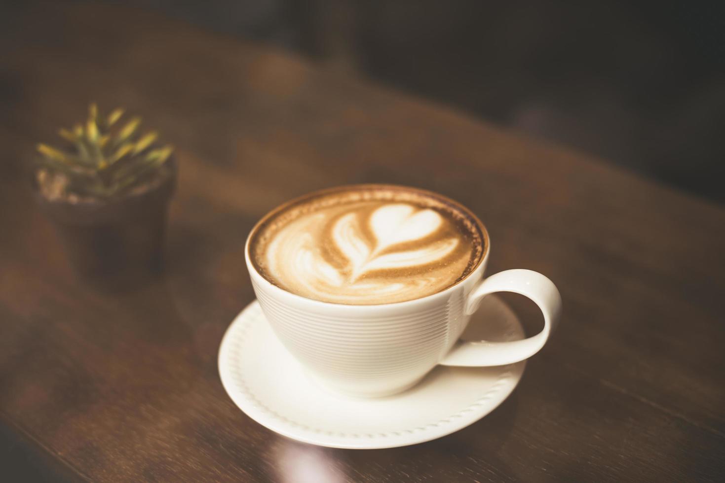 tappningstileffektfoto av en kaffekopp på ett kafé foto