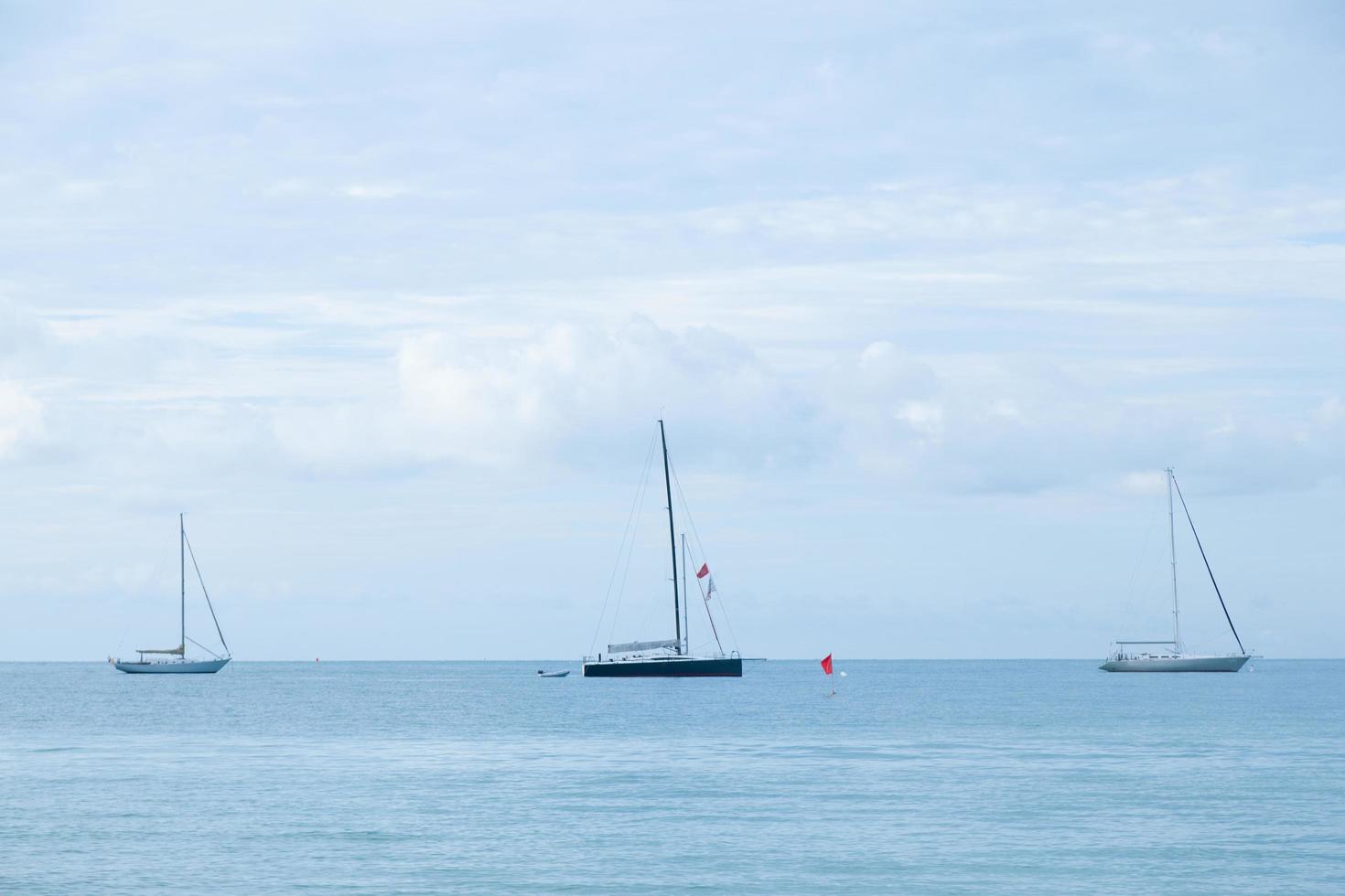 segelbåtar förtöjda på havet foto