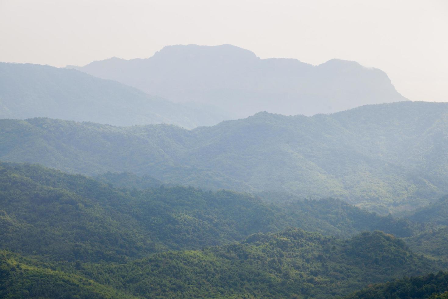 skogar och berg i Thailand foto