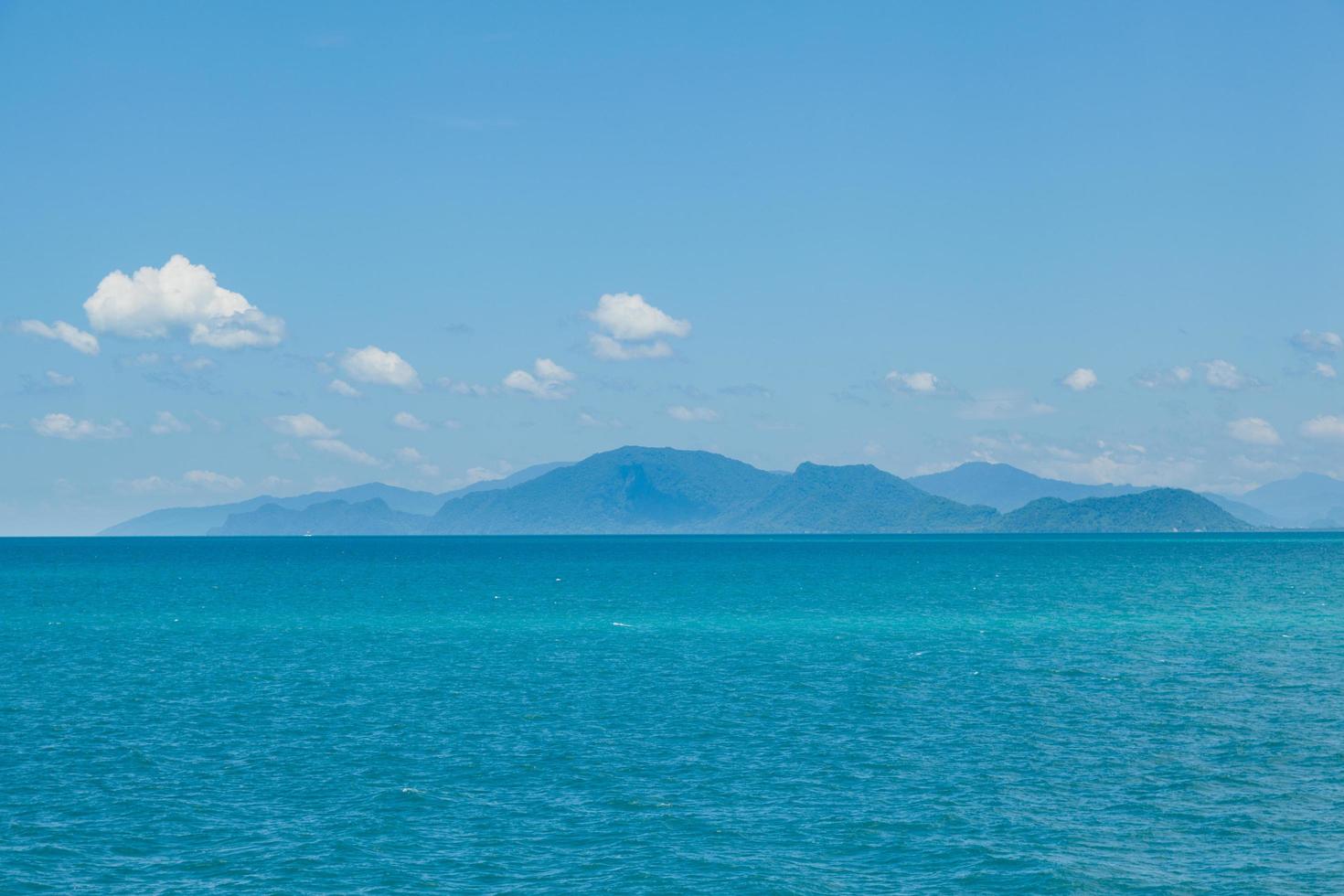 berg, hav och himmel i Thailand foto