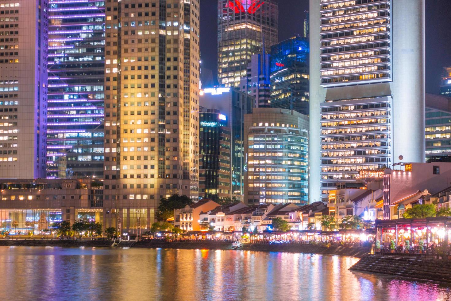 byggnader i singapore city på natten foto