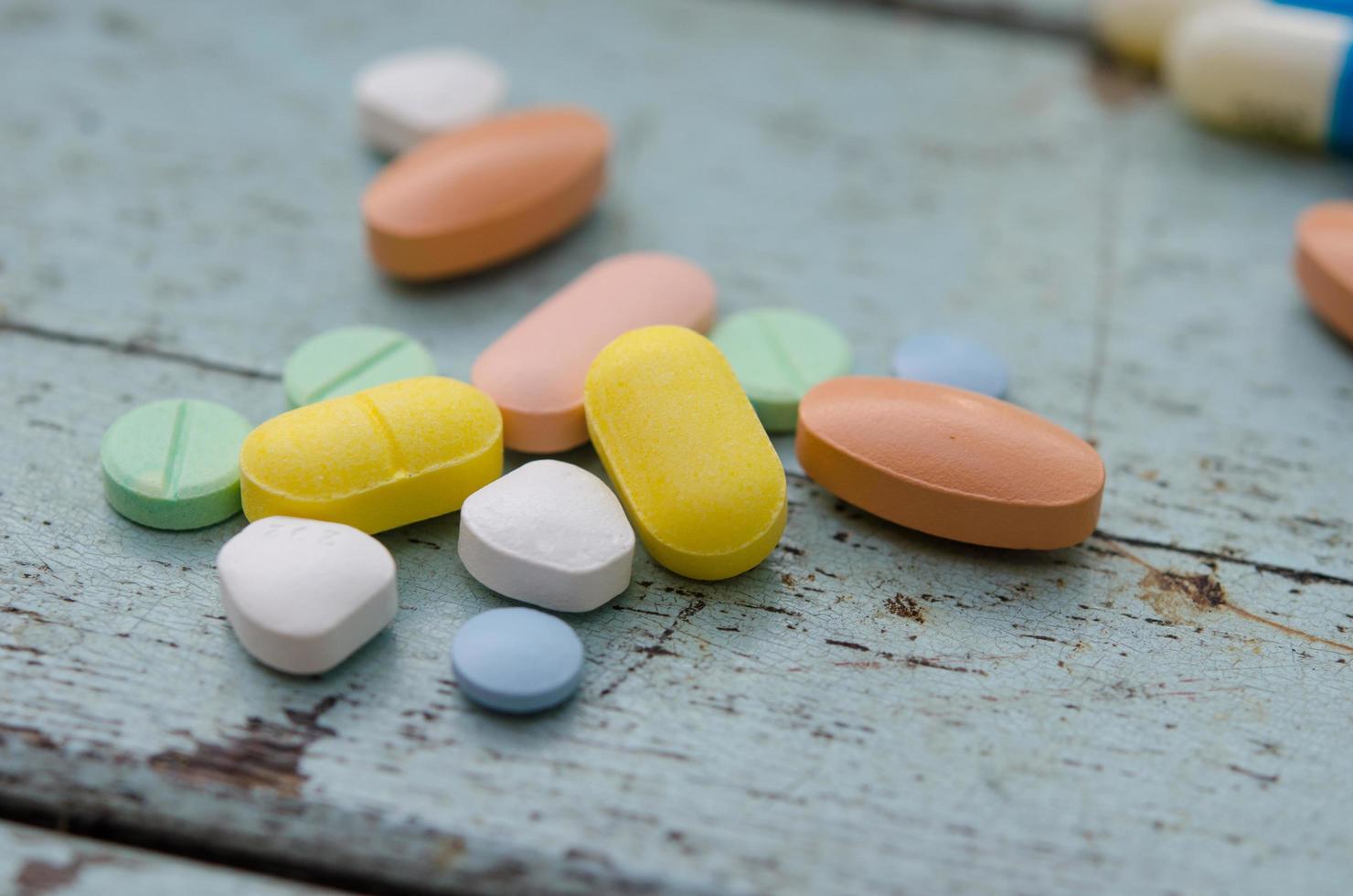 färgglada piller och tabletter foto