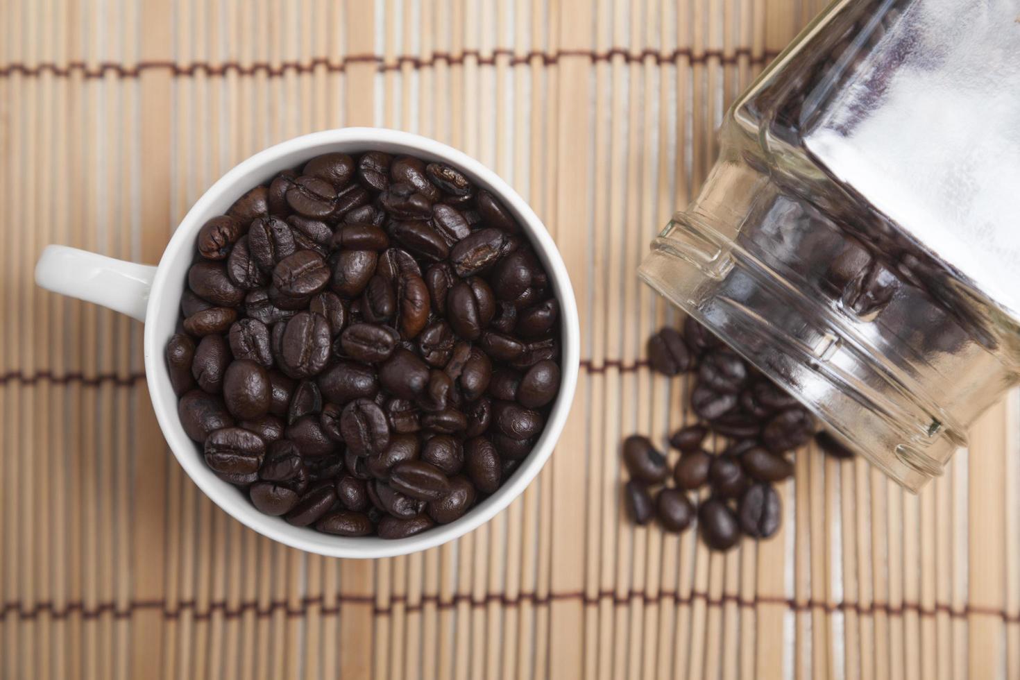 rostade kaffebönor på bordet foto