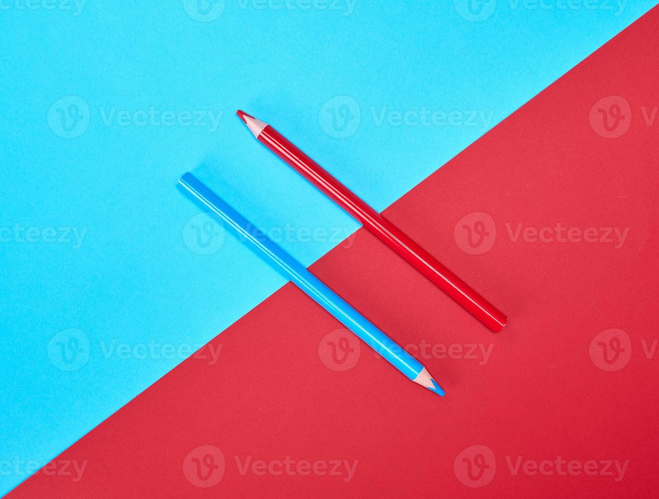 röd och blå trä- pennor på Färg abstrakt bakgrund foto