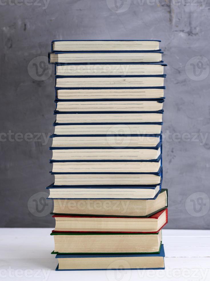stack av böcker i en blå omslag foto