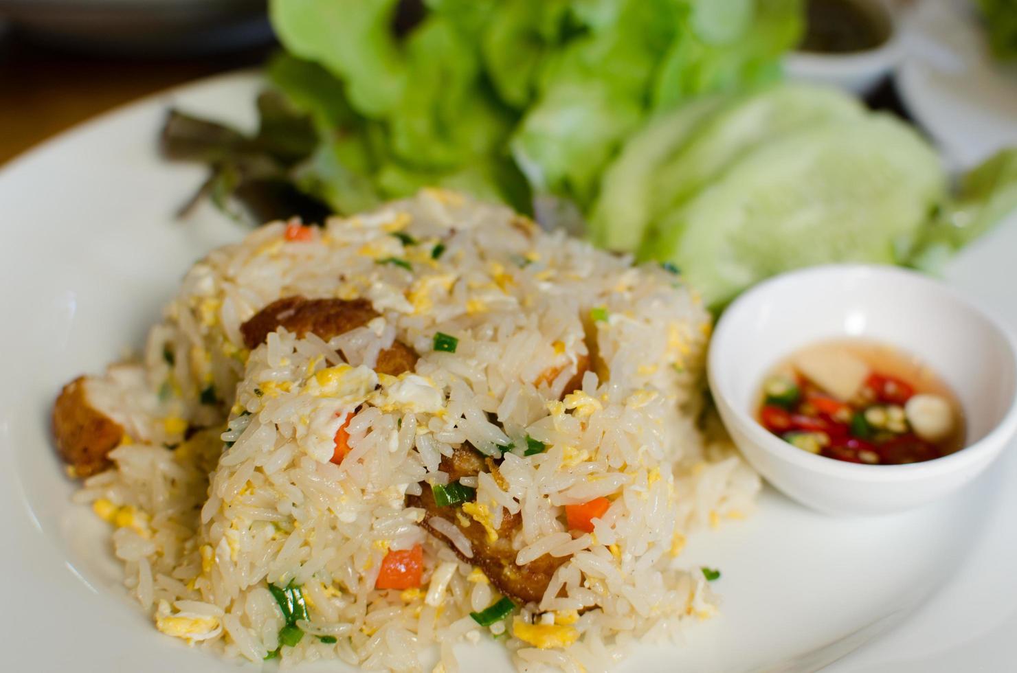 stekt ris med stekt fisk foto