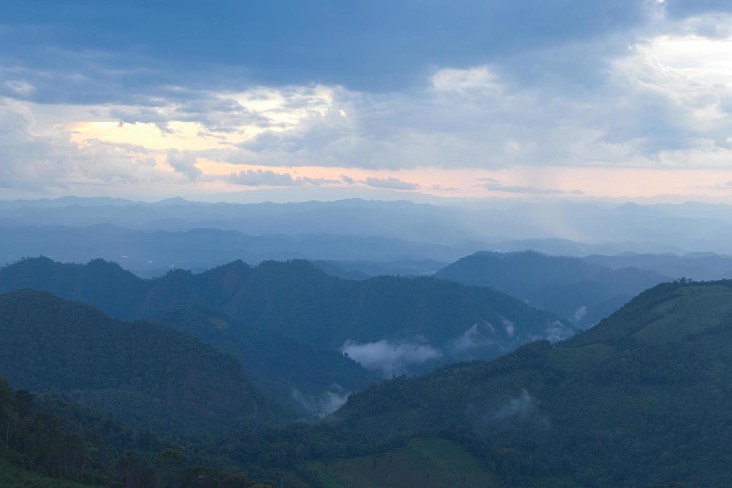 berg täckt med dimma i Thailand foto