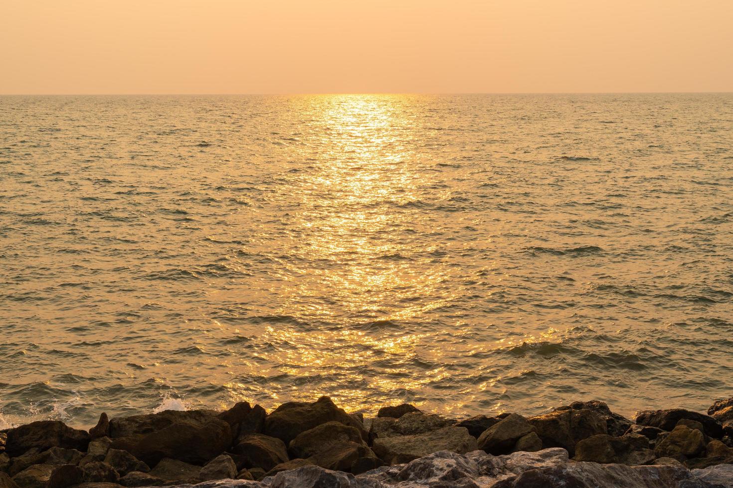 solnedgång över havet foto