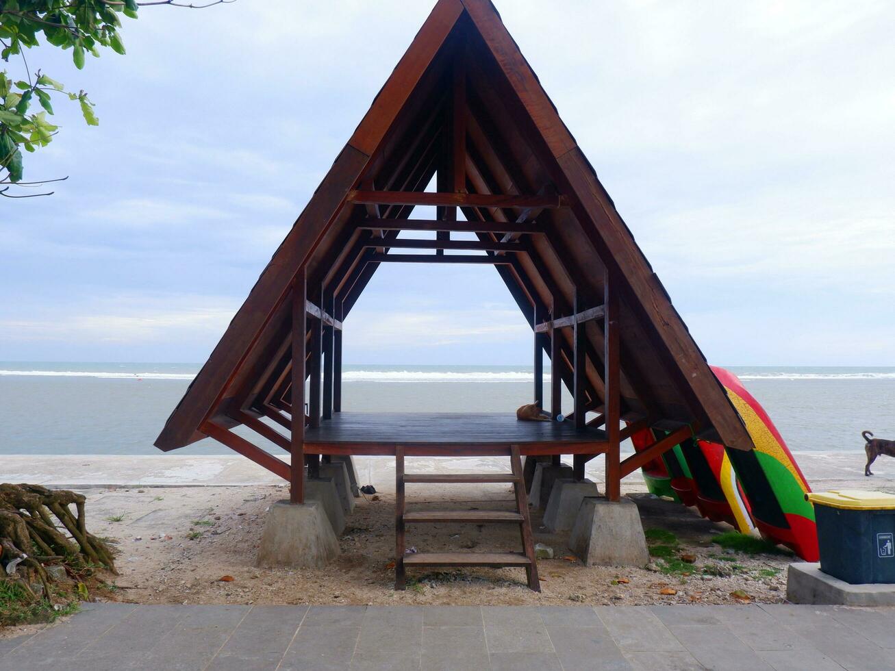 triangel- gazebos på skön stränder, skön hav och himmel, skön gazebos foto