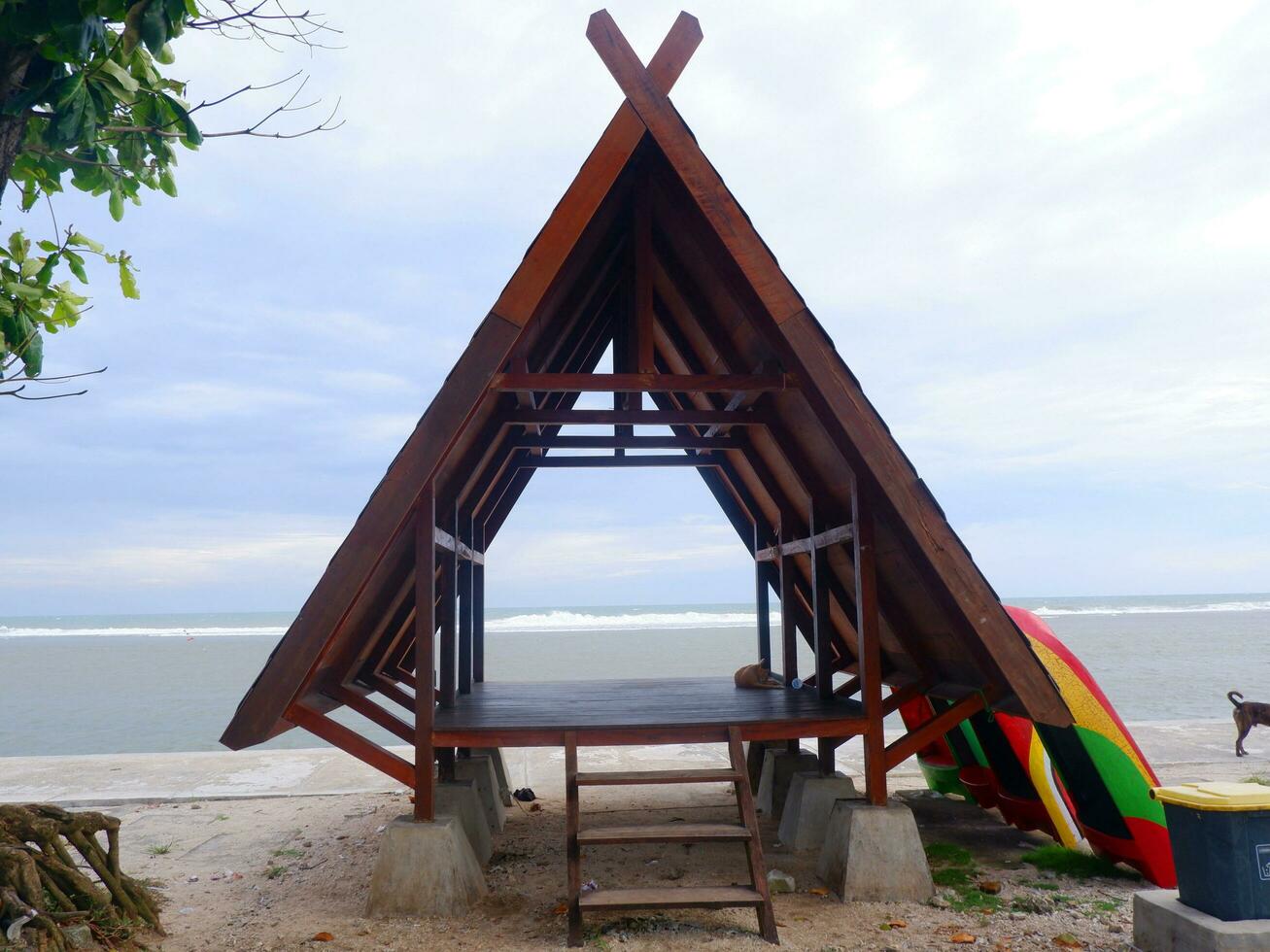 triangel- gazebos på skön stränder, skön hav och himmel, skön gazebos foto