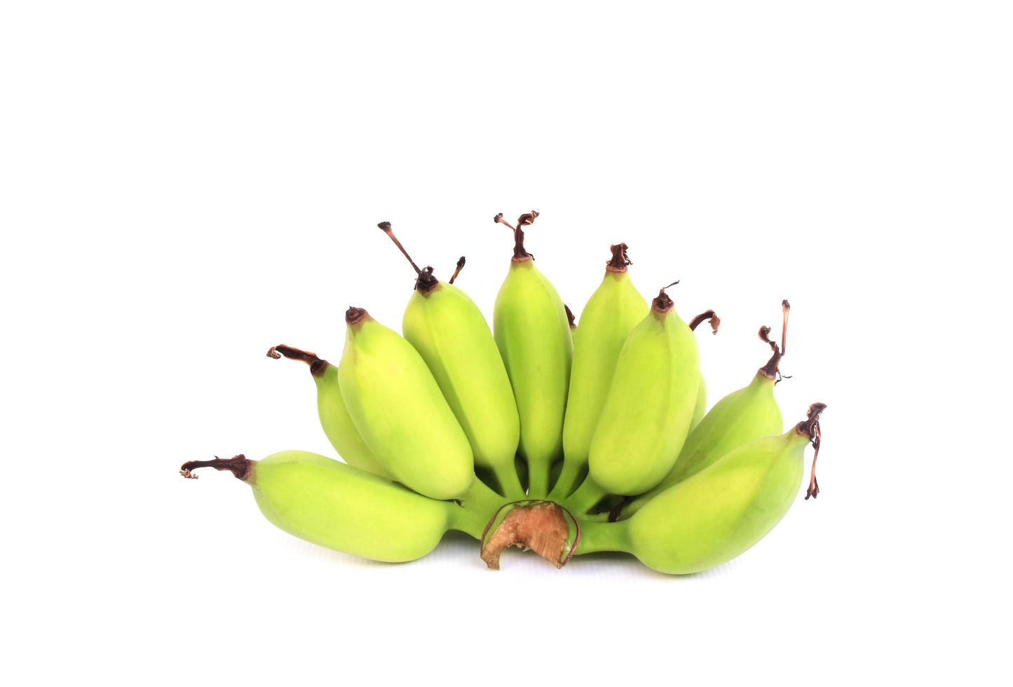 massa bananer på vitt foto