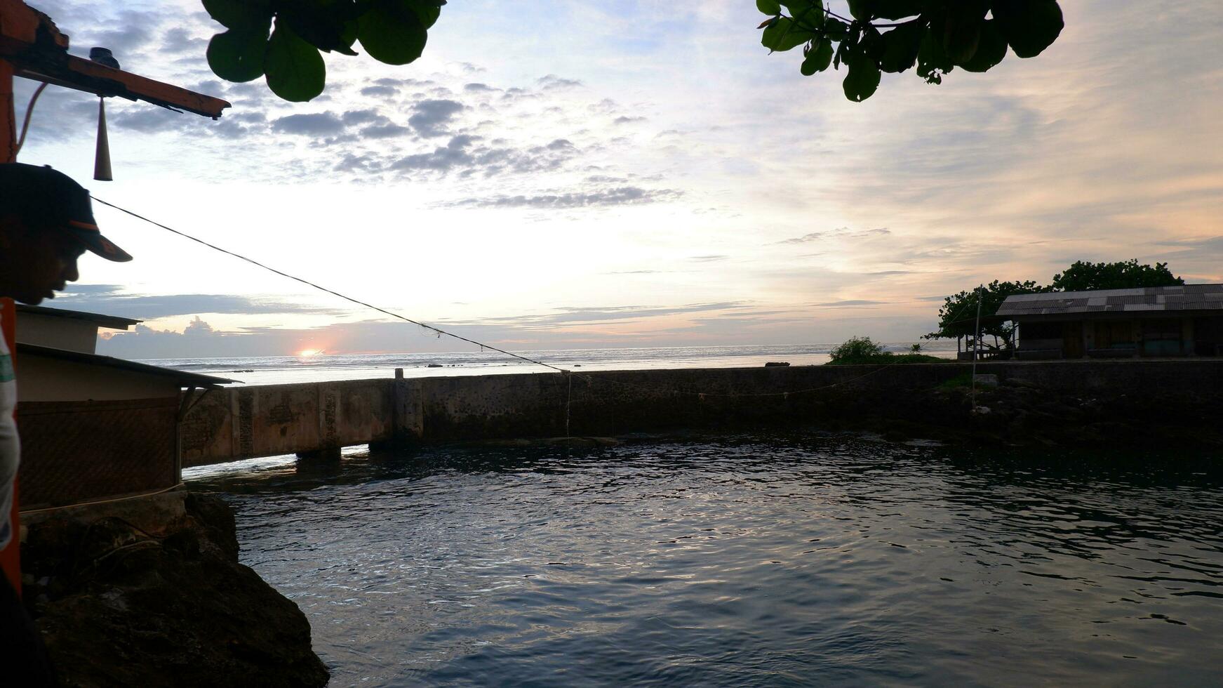 eftermiddag hav se och sjövägg, strand, och korall, solnedgång bakgrund på santolo strand indonesien foto