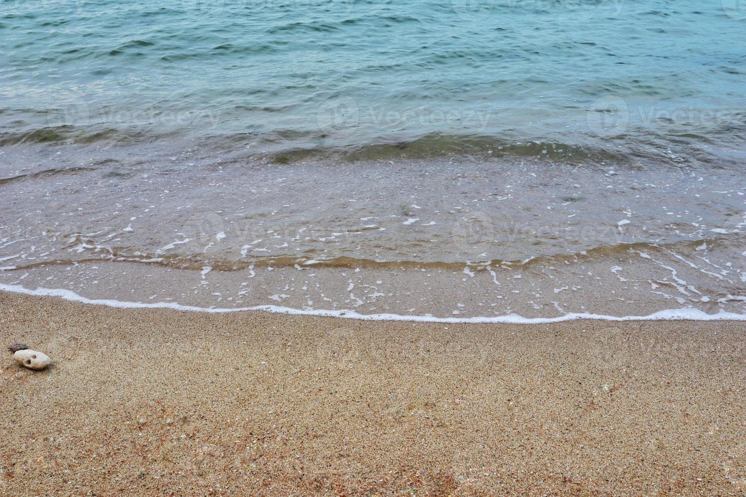 hav kust och rör på sig Vinka på de sandig strand för bakgrund och inspirera text. foto