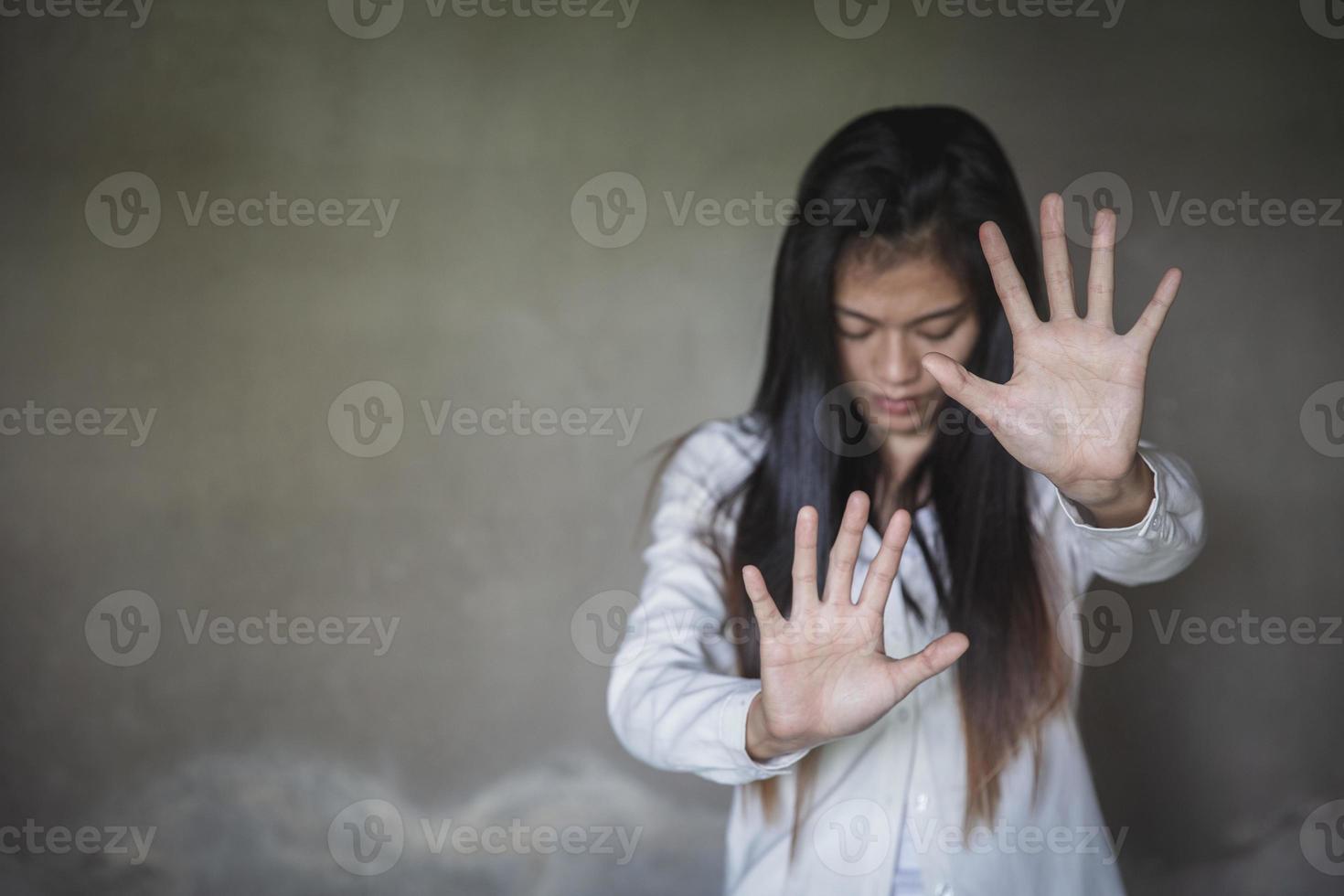 kvinna träldom i vinkel av övergiven byggnad , sluta våld och sexuell missbruk mot kvinnor, internationell kvinnors dag foto