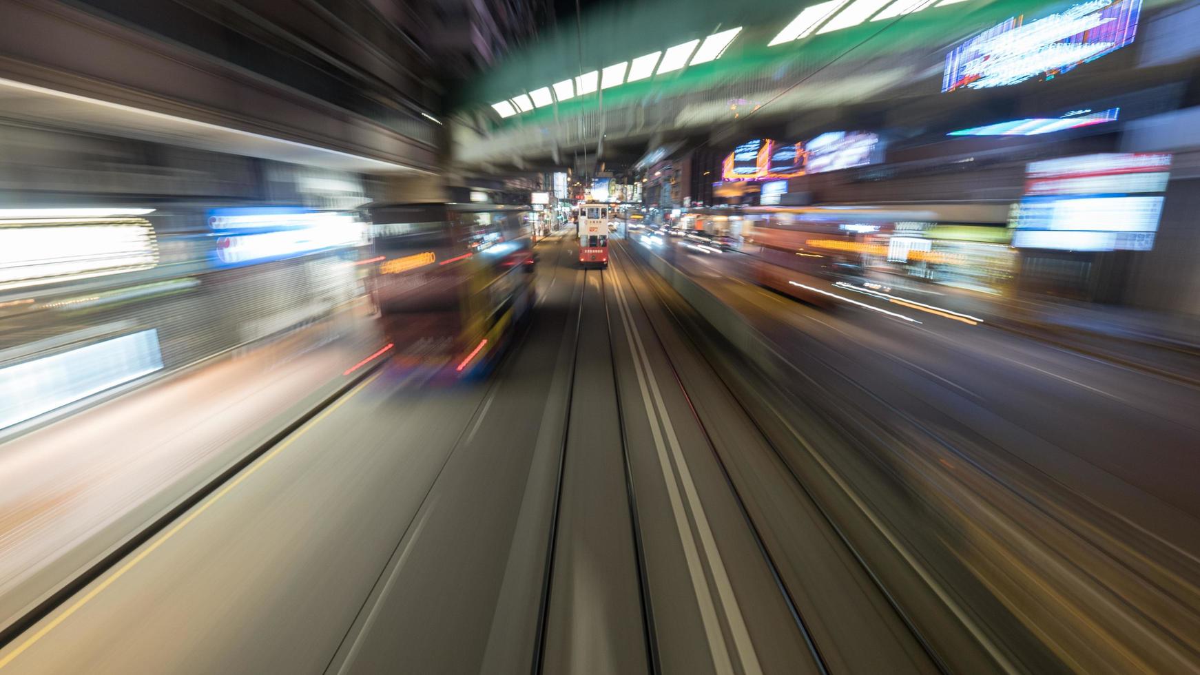 hong kong, 2020 - lång exponering av fordon på en gata foto