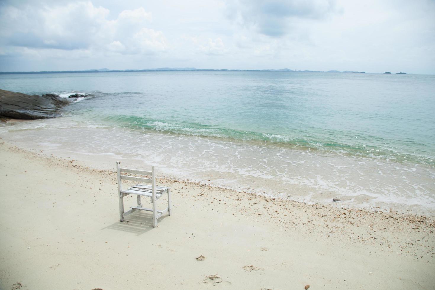 vit trästol vid havet foto