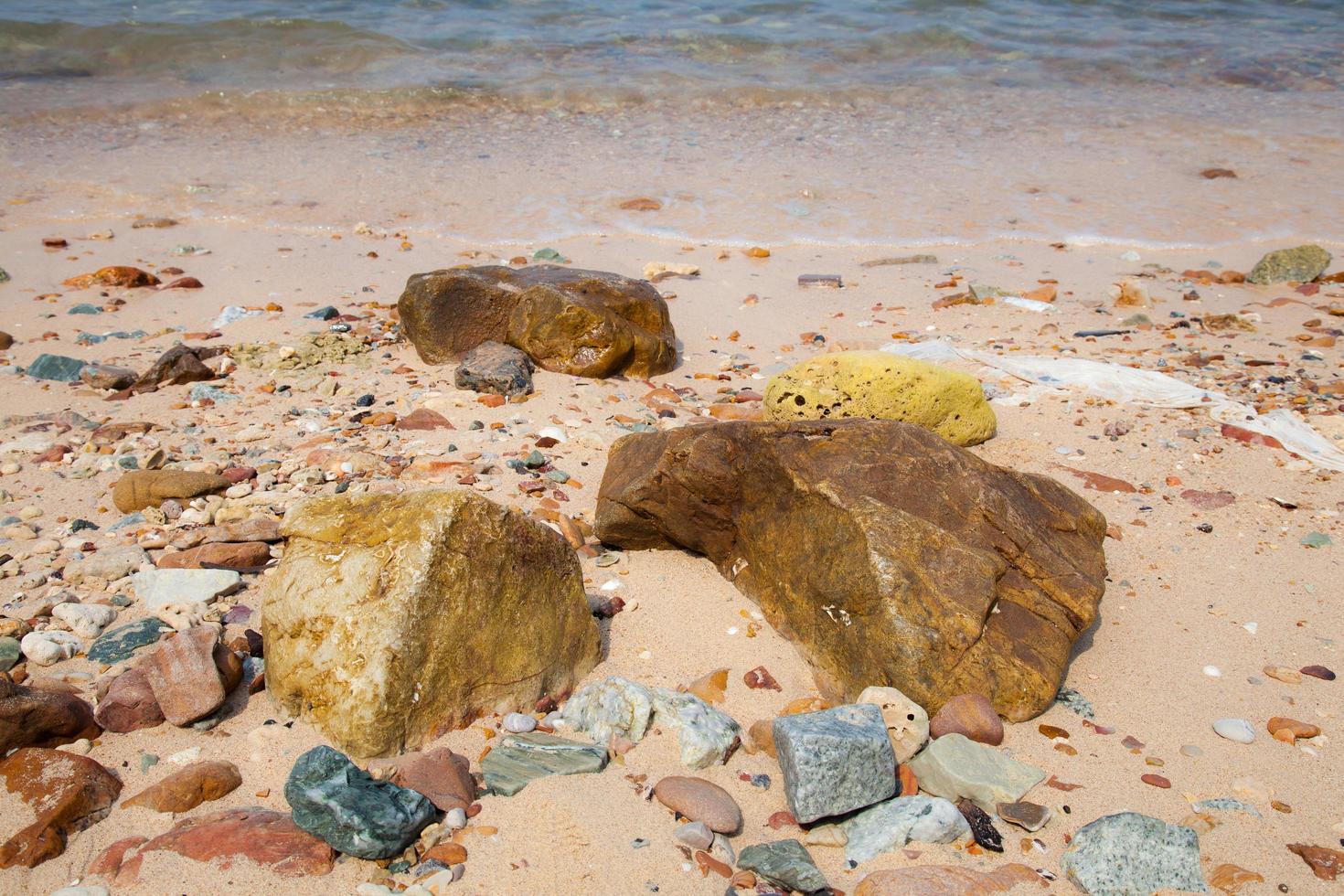 stenar på stranden foto