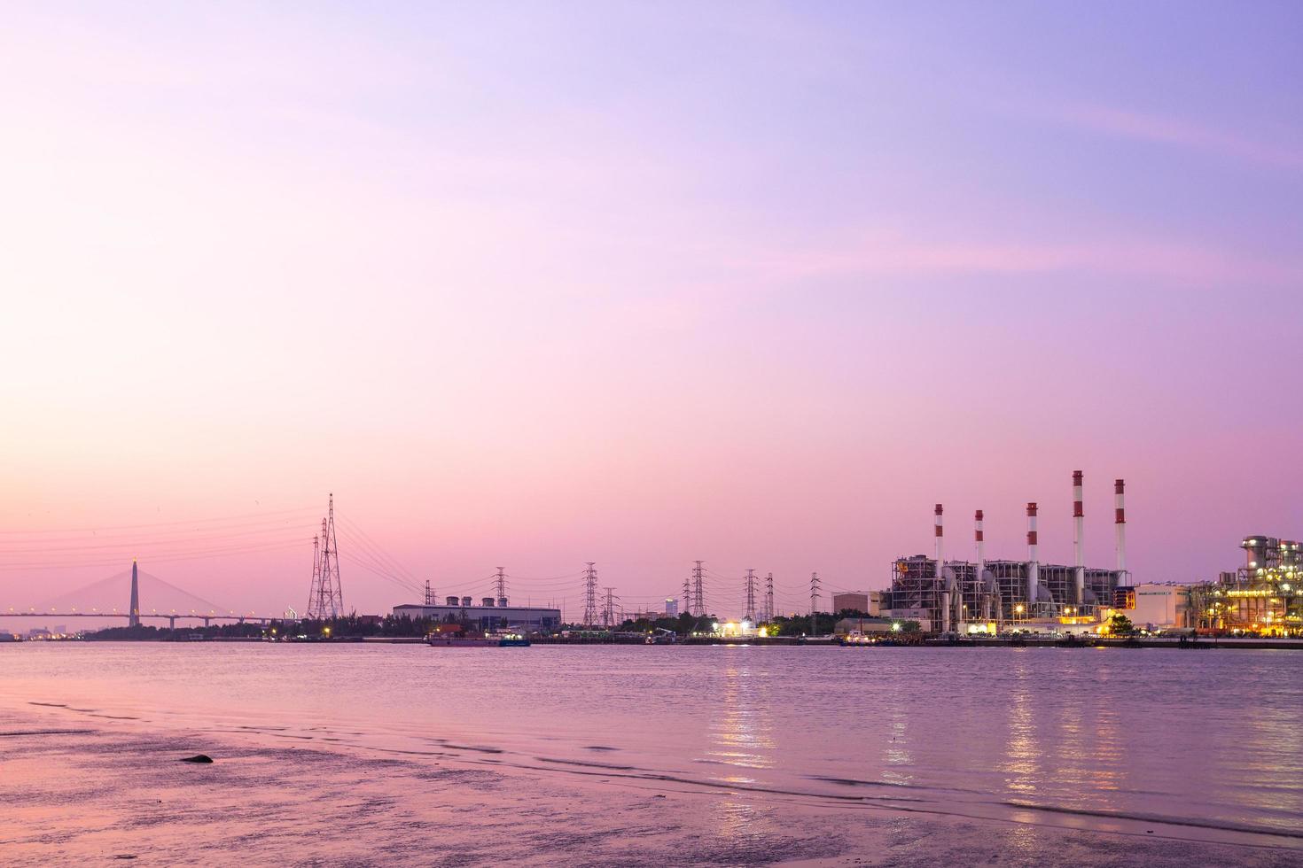 kraftverk i bangkok vid solnedgången foto