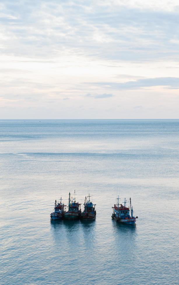 fiskebåtar på havet foto