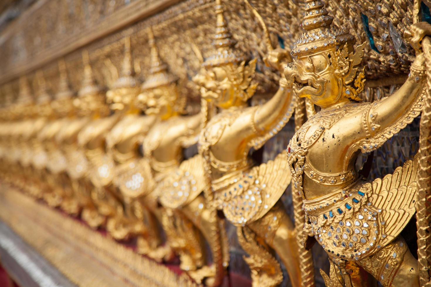 statyer på ett tempel i Thailand foto