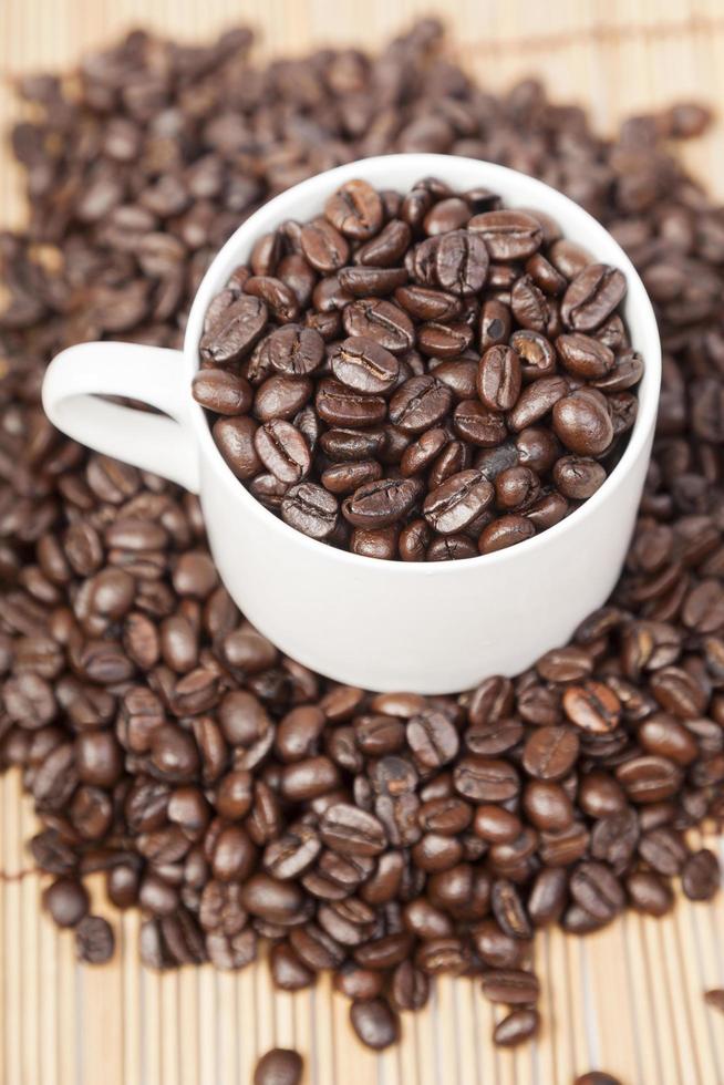 kaffebönor i en kaffekopp foto