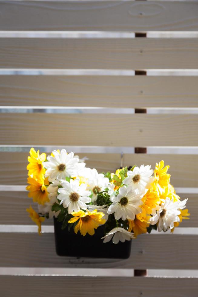 blommor på en balkong foto
