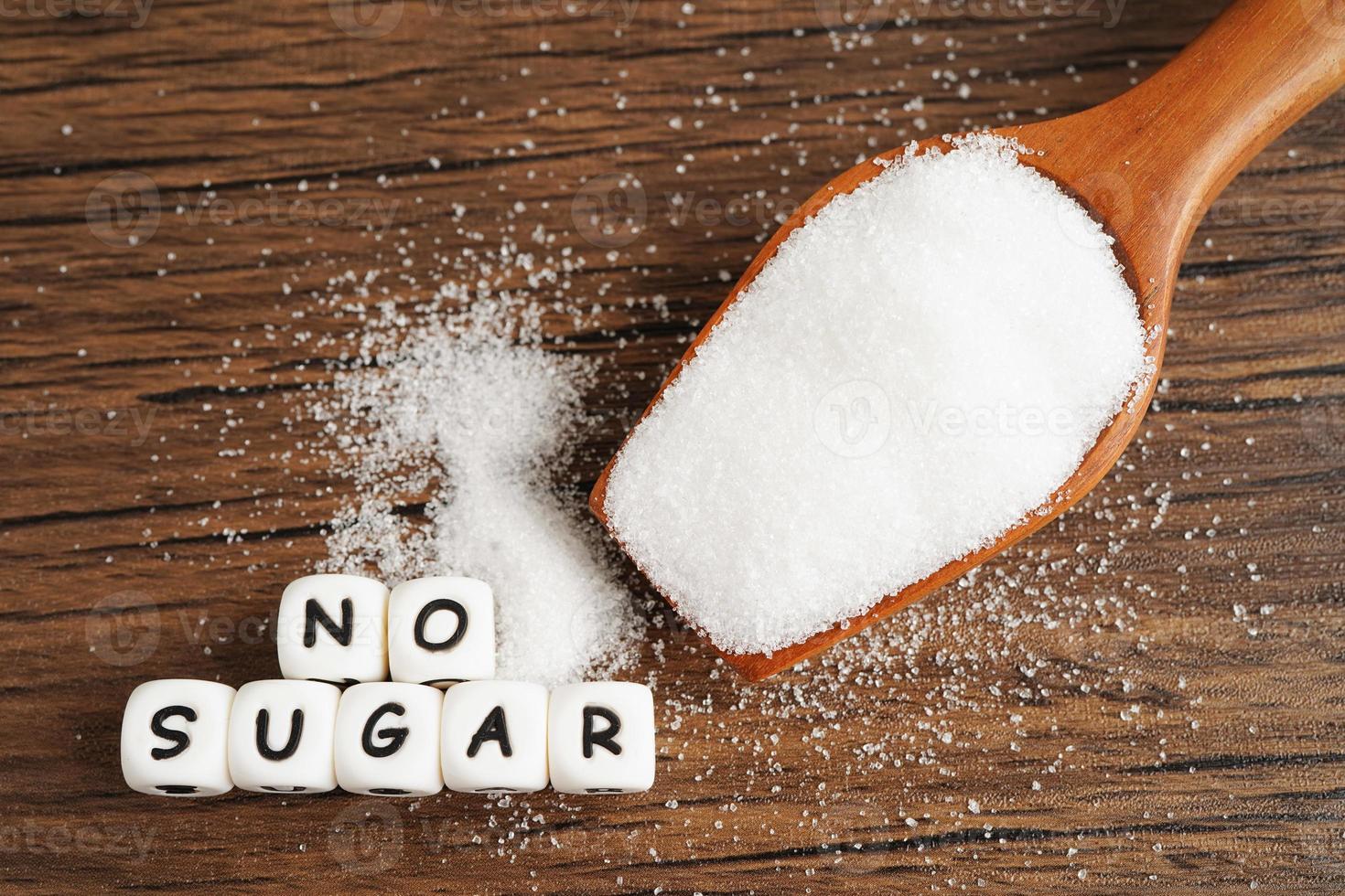 Nej socker, ljuv granulerad socker med text, diabetes förebyggande, diet och vikt förlust för Bra hälsa. foto