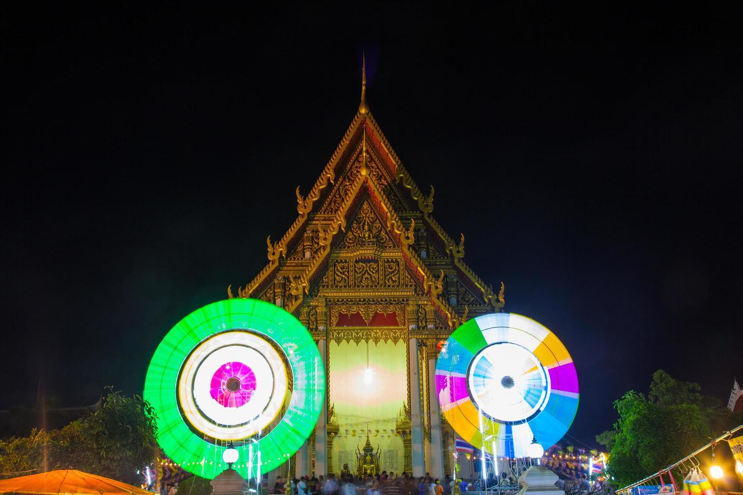 festival vid templet i Thailand foto