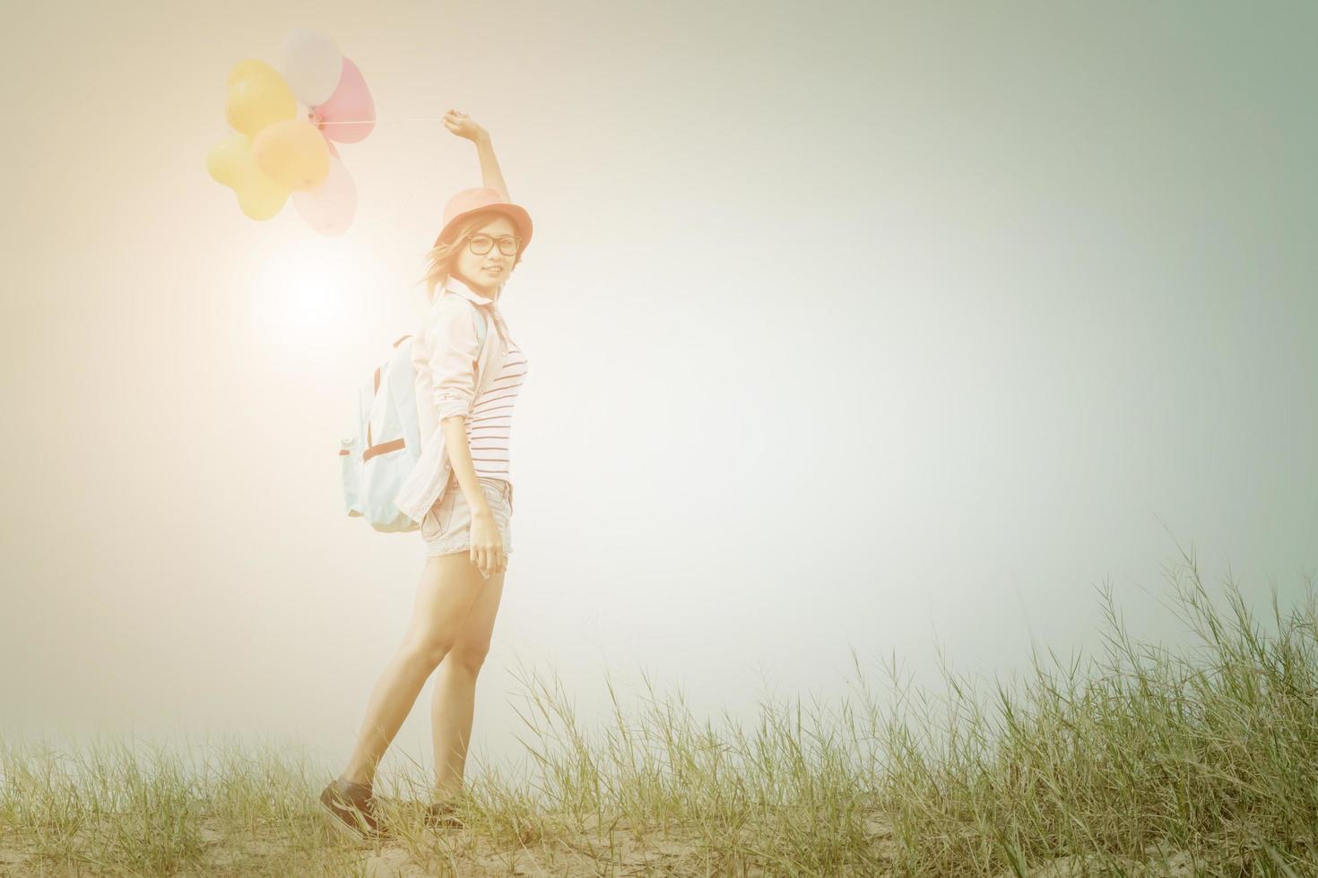 tonårsflicka som håller färgglada ballonger foto