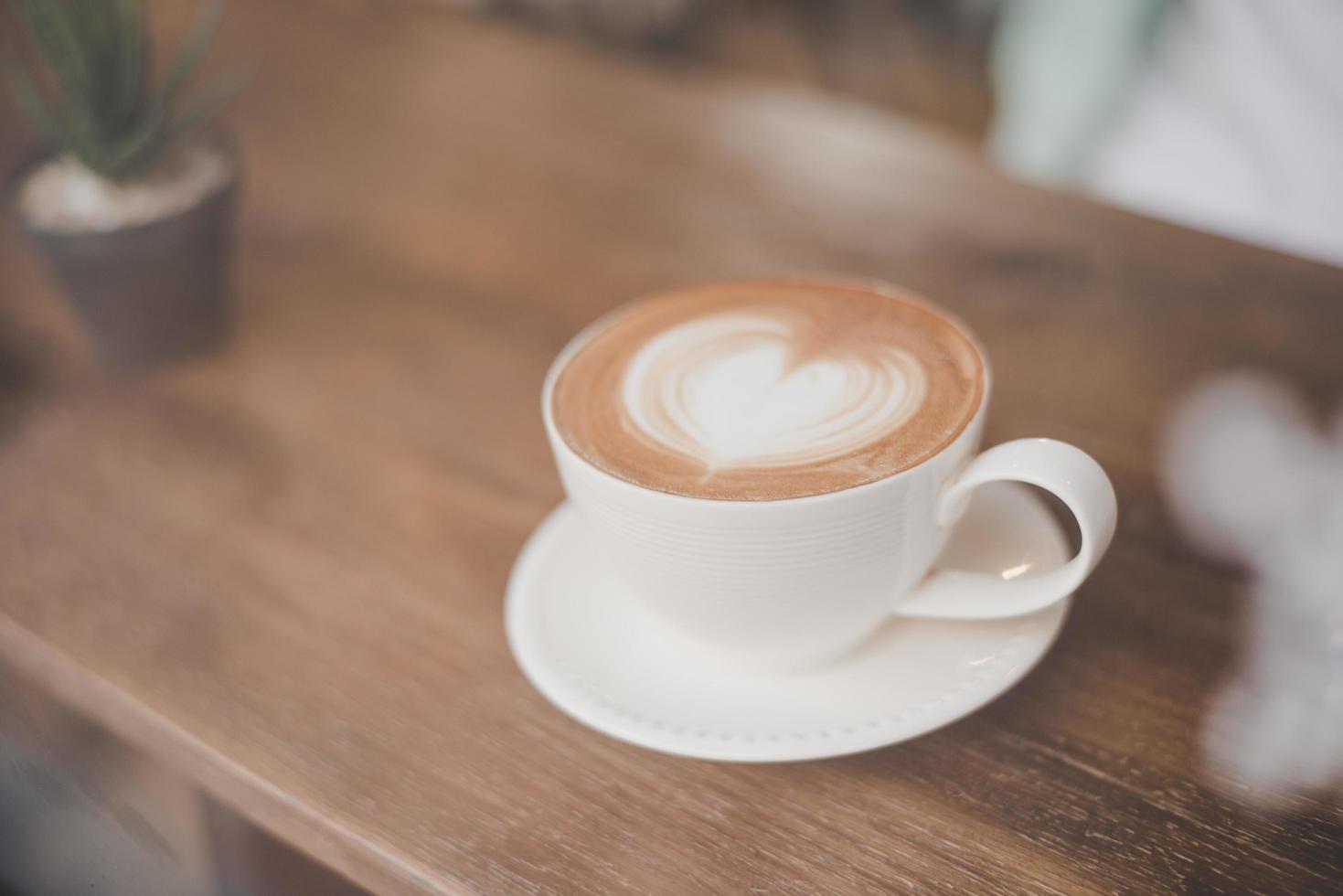 hett lattekaffe med hjärtform foto