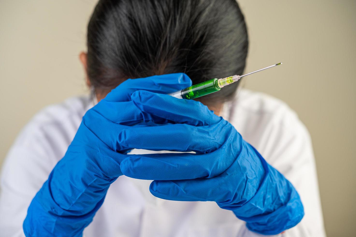 forskare vid bordet med vacciner och droger foto