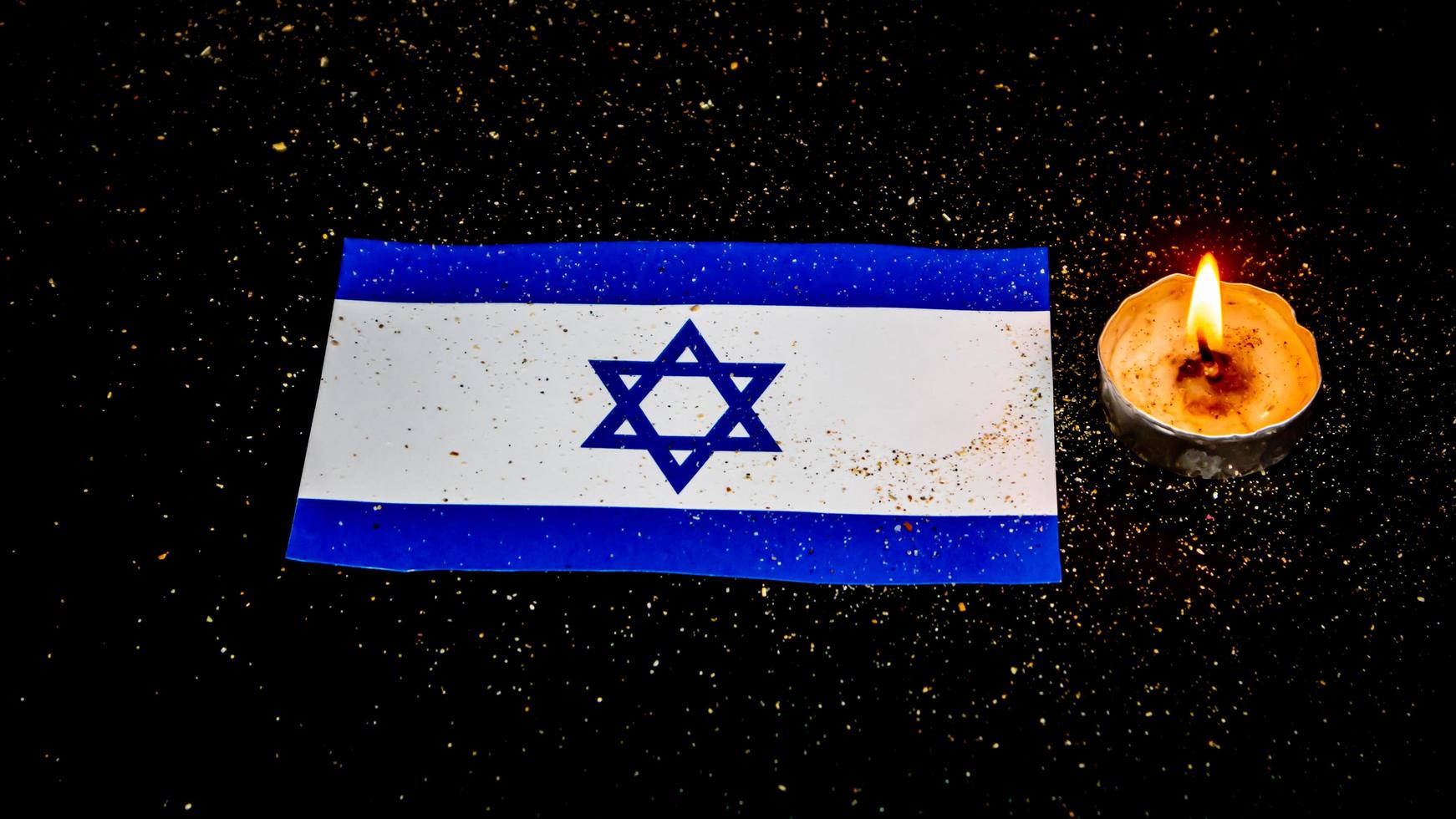 israeli flagga och ljus brinnande ovan Det, förintelse minne dag foto