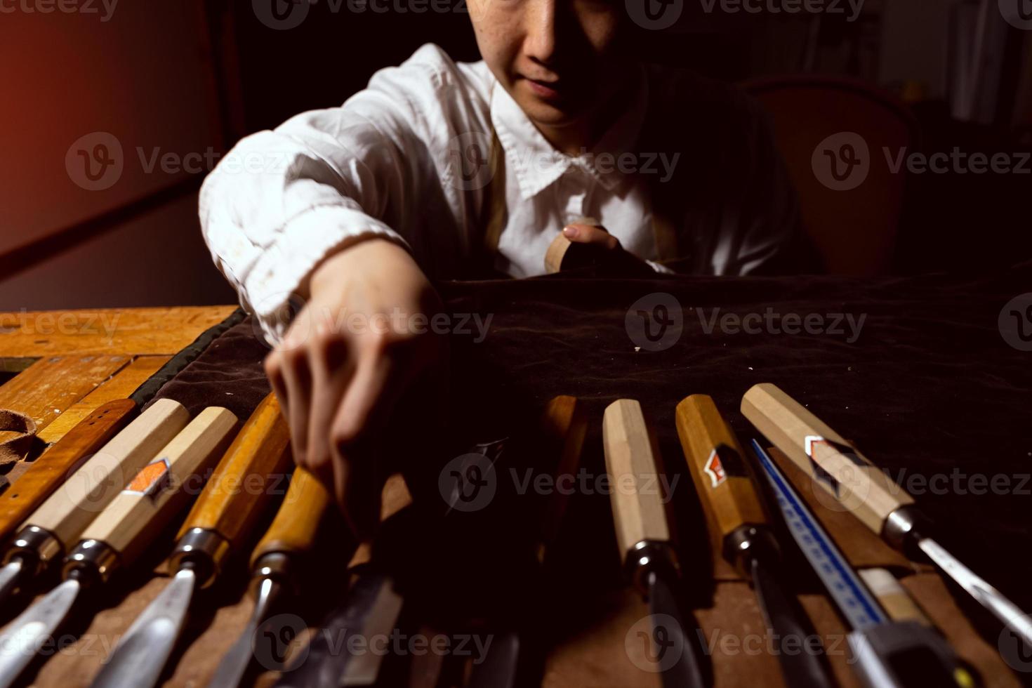 ung kinesisk kvinna fiol tillverkare är välja lämplig verktyg för framställning de fiol foto
