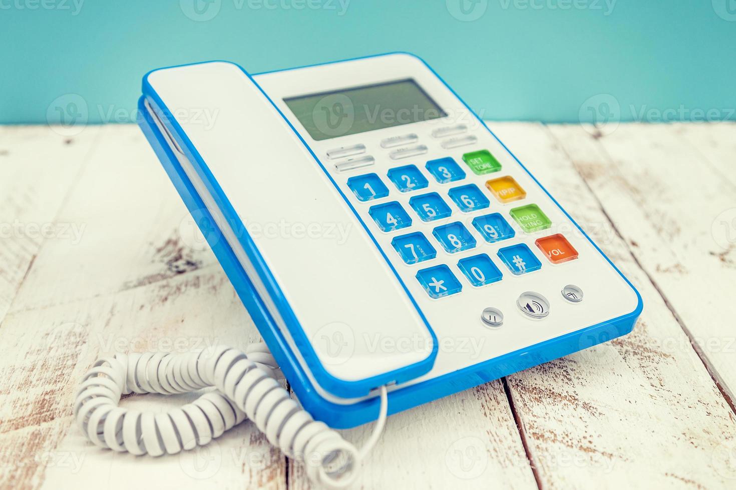 blå och vit färgrik årgång telefon över en vit trä- tabell foto