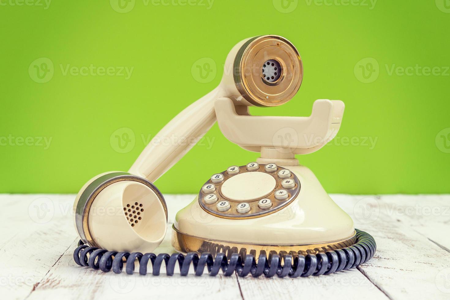 elfenben färgrik årgång telefon över en vit trä- tabell foto