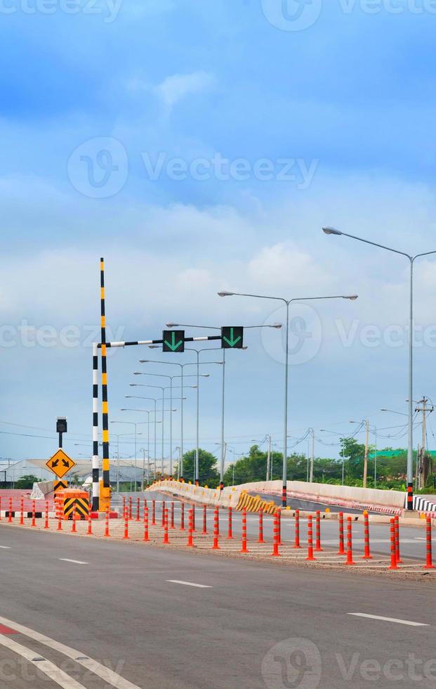 trafik ljus signal, väg markeringar och passera antingen sida , farlig hinder varning tecken landsbygden motorväg i thailand foto