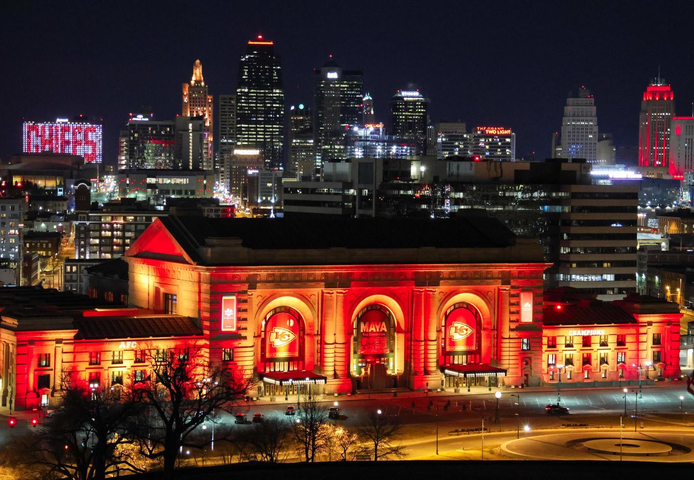 kansas stad, Missouri, förenad stater. 2023. kansas stadens union station dekorerad i röd och guld lampor foto