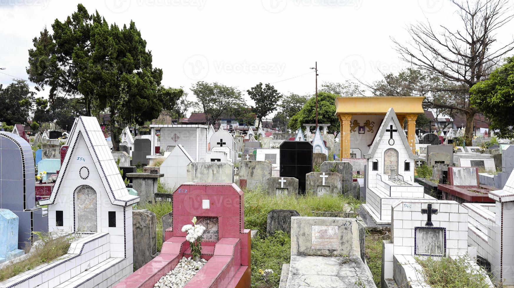 offentlig kyrkogård med varierande gravar. foto