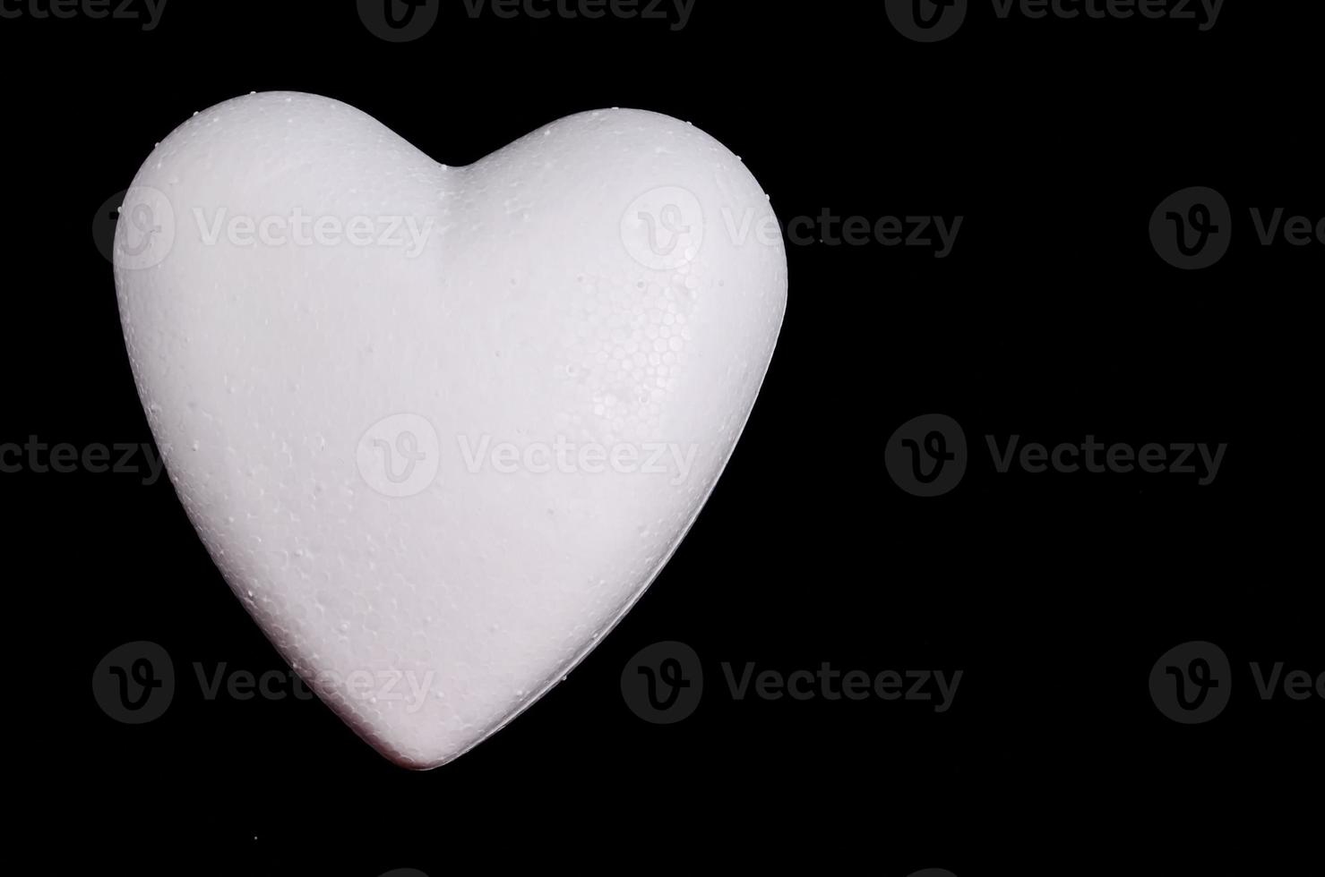vit hjärta på svart bakgrund foto