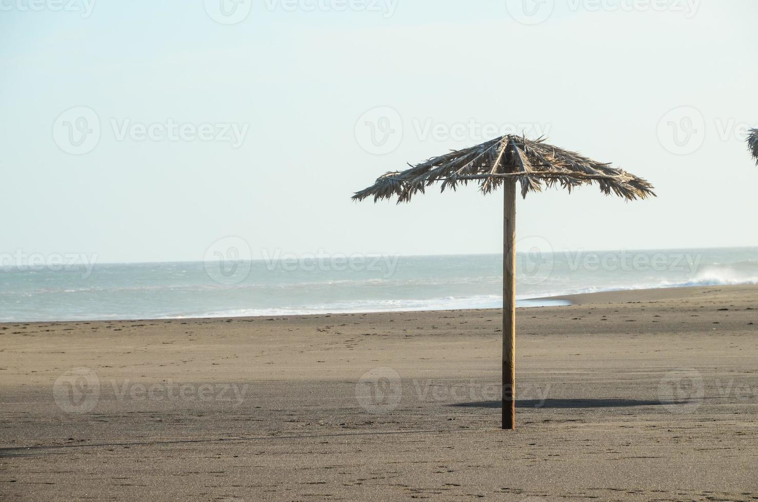 övergiven sandig strand foto