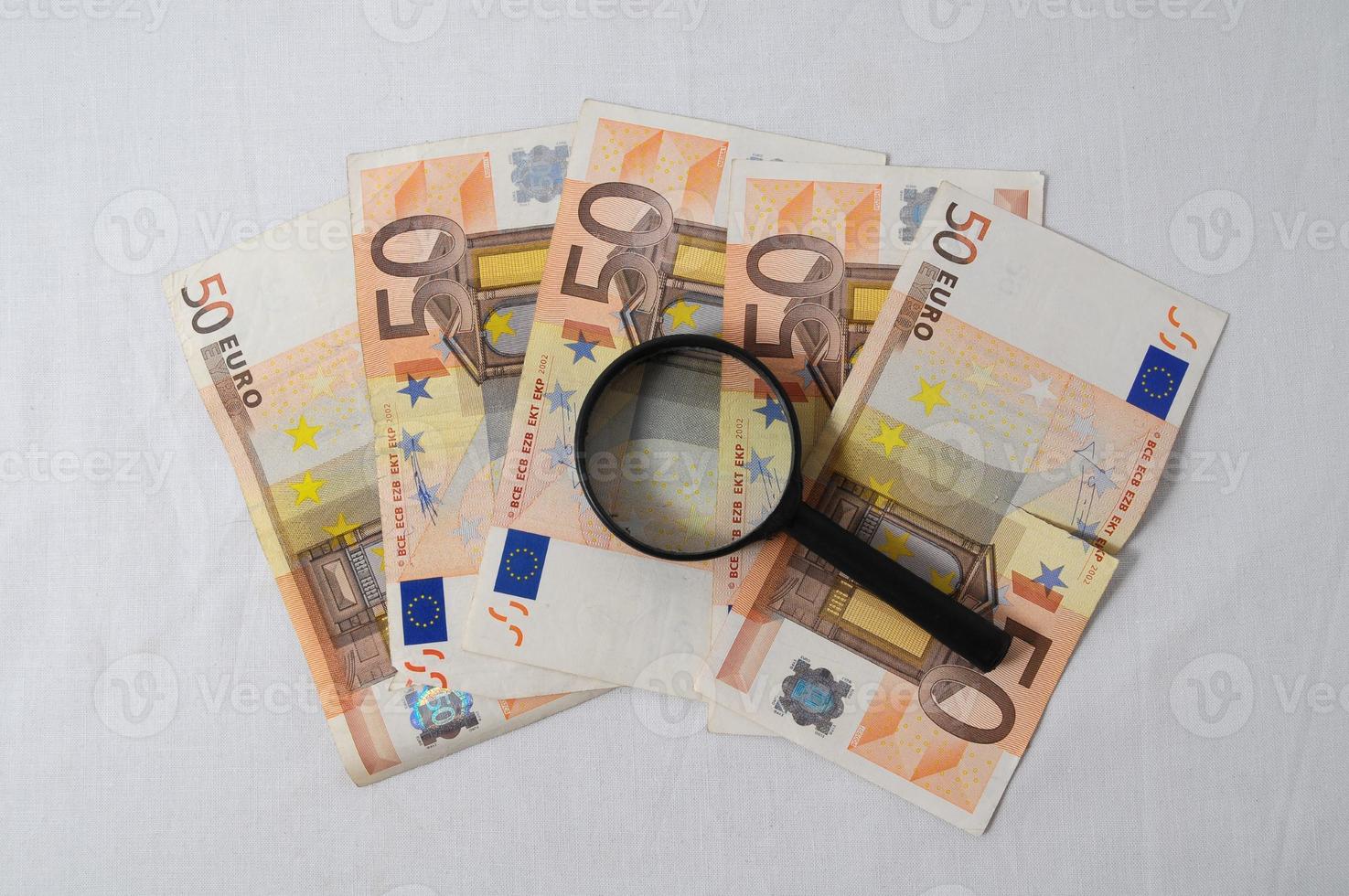 euro sedlar under en förstorande glas foto