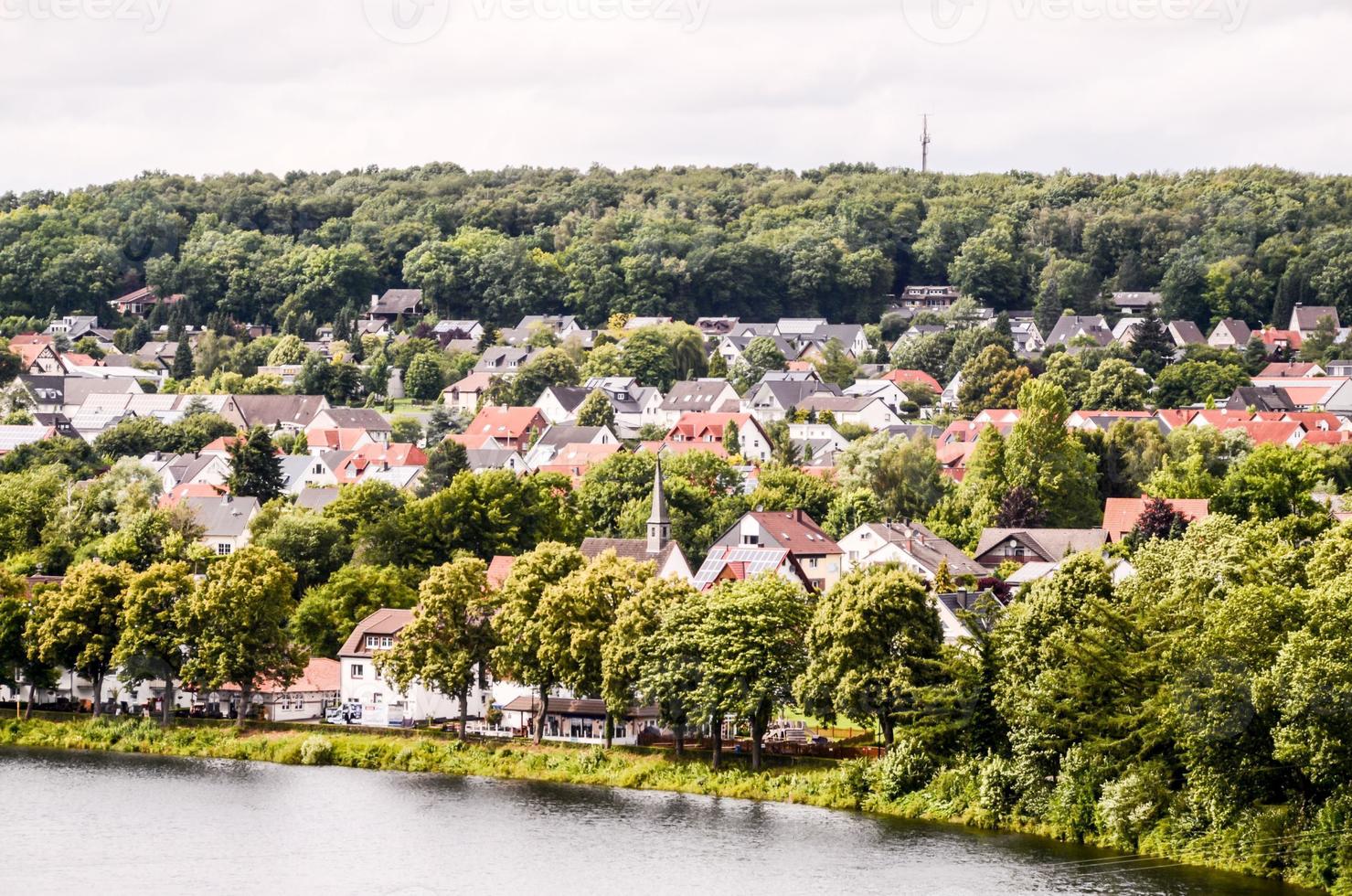 flygfoto över en liten stad foto