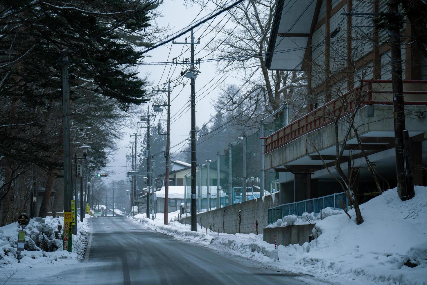 Nikko, japan - 26 januari 2023. volfram lampa och en japansk by tecken, tung snö täckt väg på heike Nej sato by i tochigi prefektur, nikko stad, foto