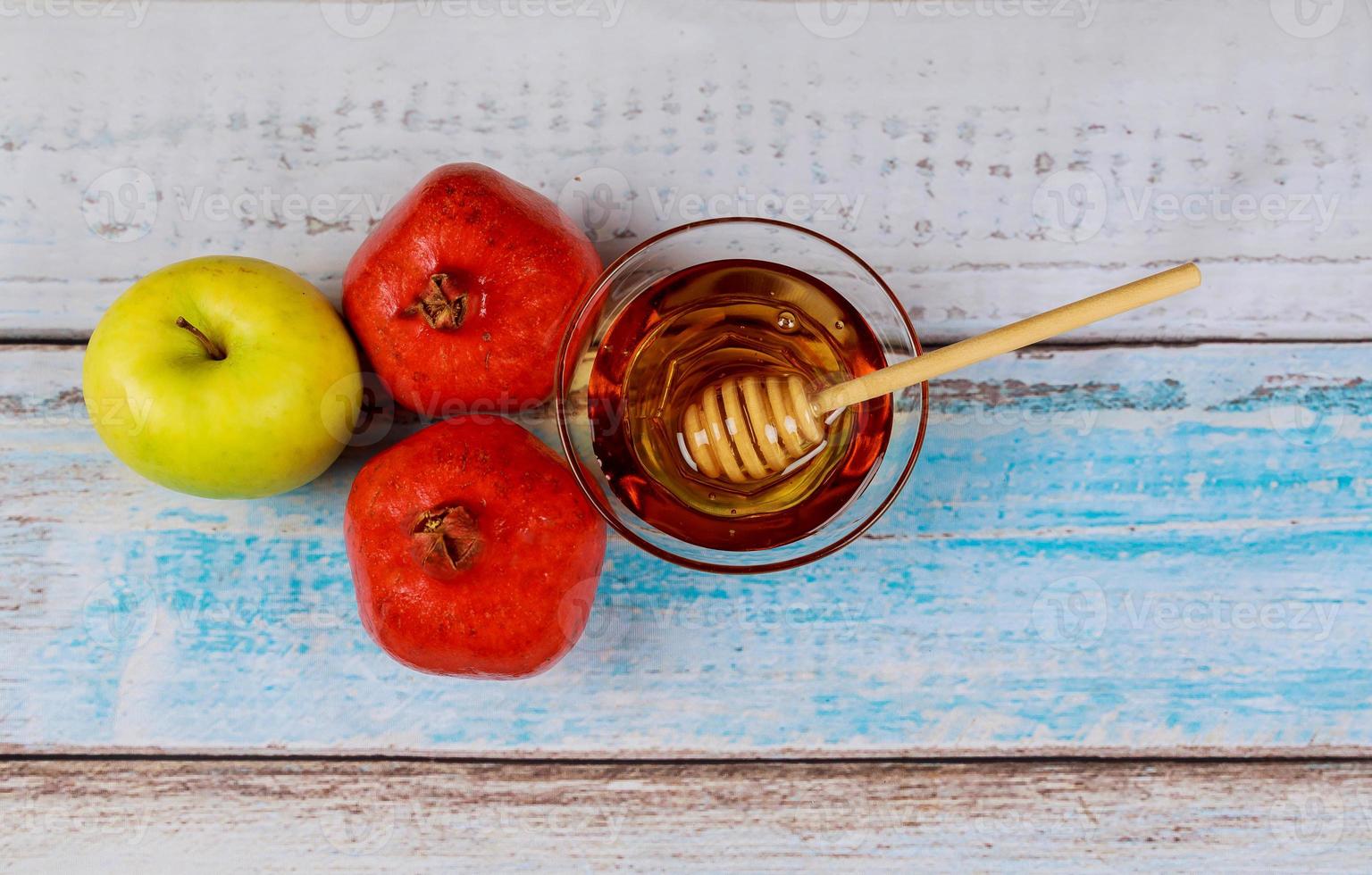 granatäpple, äpple och honung, traditionell mat för judiskt nyårsfirande, rosh hashana. foto