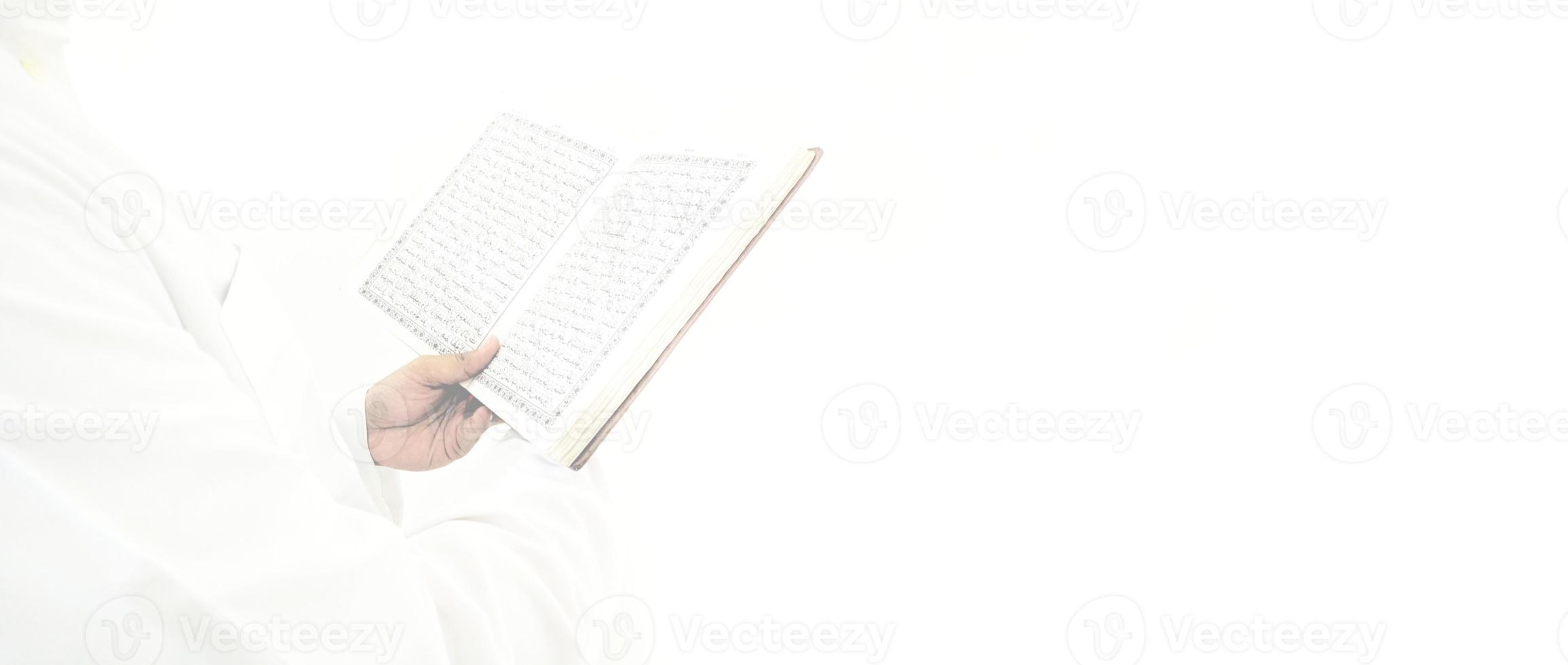 man läsning en quran redo för ramadan foto