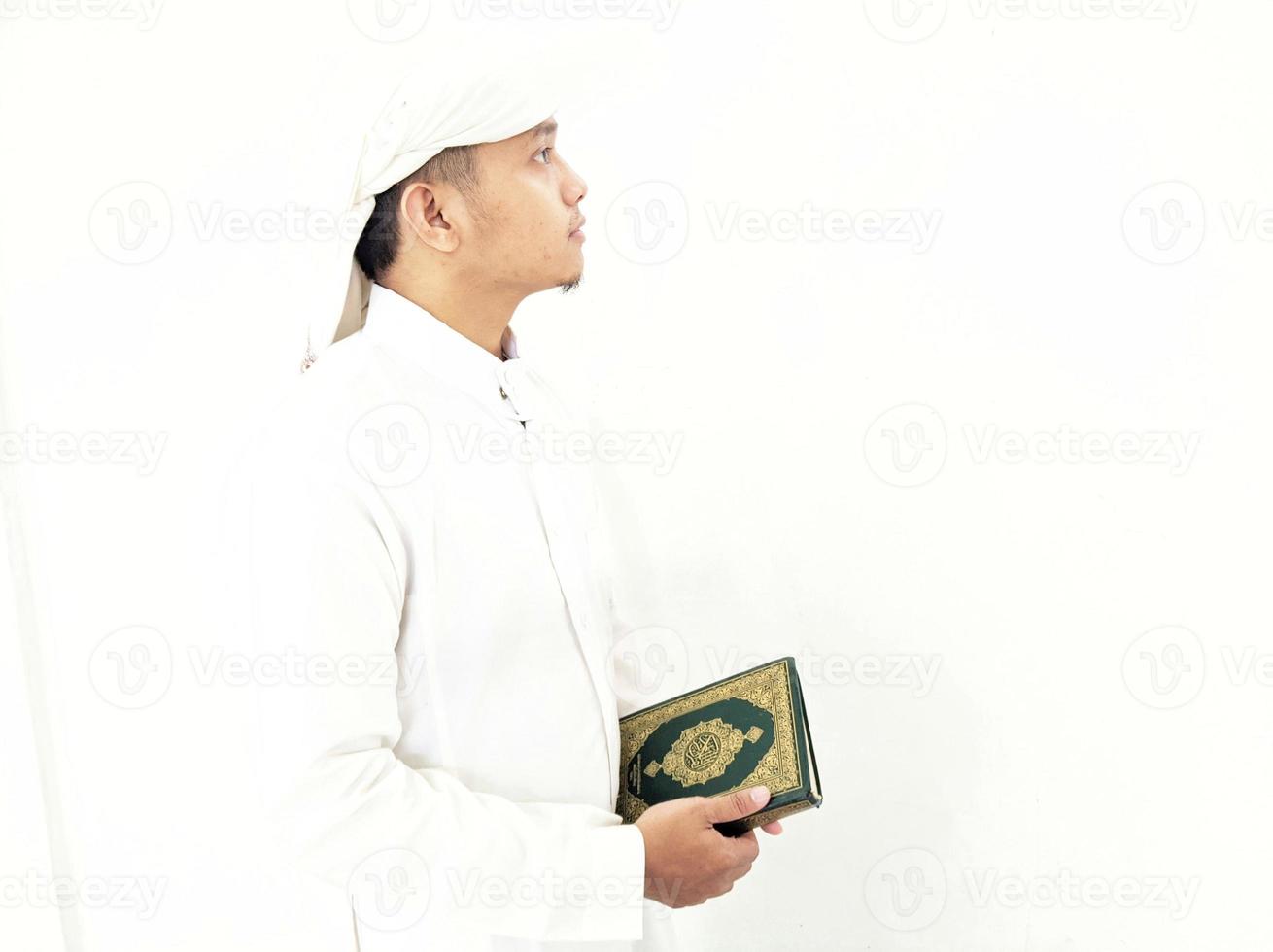 man håller och läser koranen. islamisk bakgrund foto