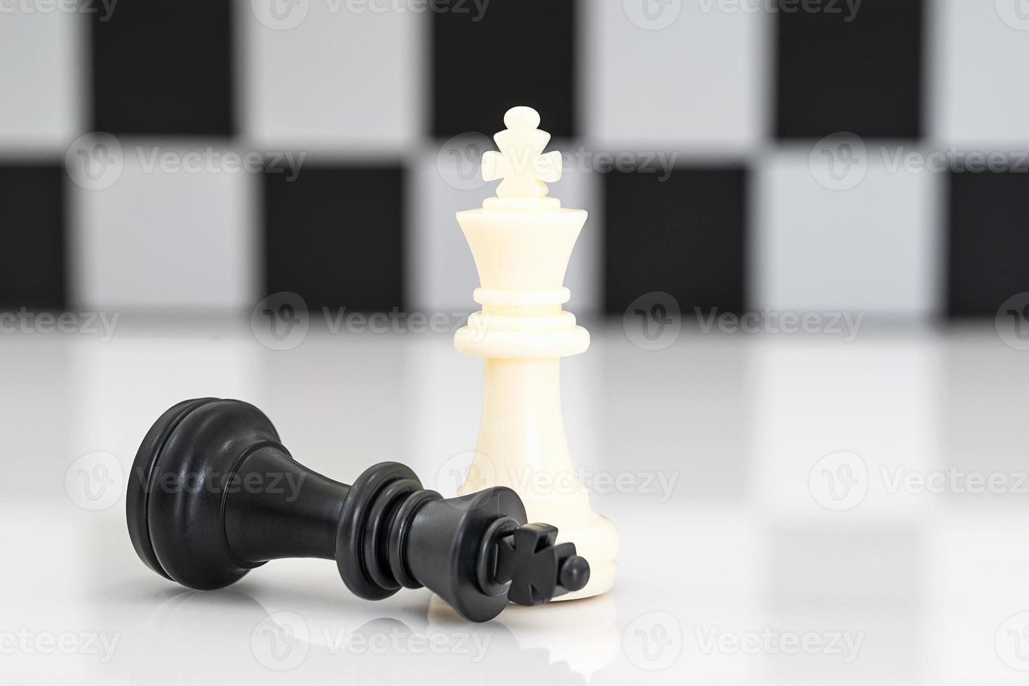 uppsättning av svart och vit schack bitar på vit bakgrund foto