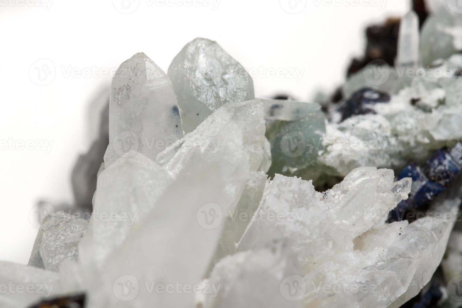 makro mineral sten drusus kvarts med sfalerit i de sten en vit bakgrund foto