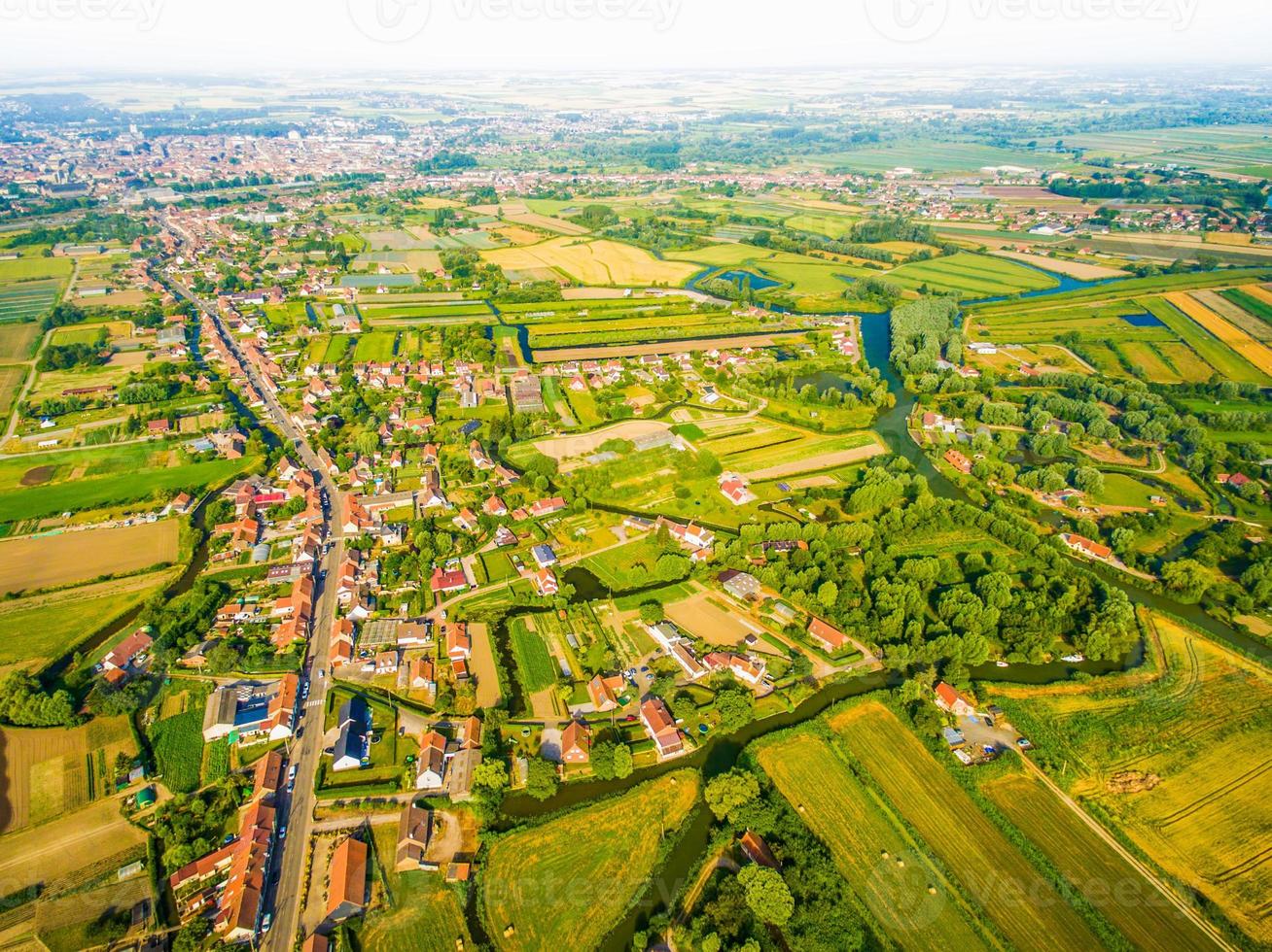 antenn panorama- se över westport och irländsk grön landsbygden förbi flod i vår foto