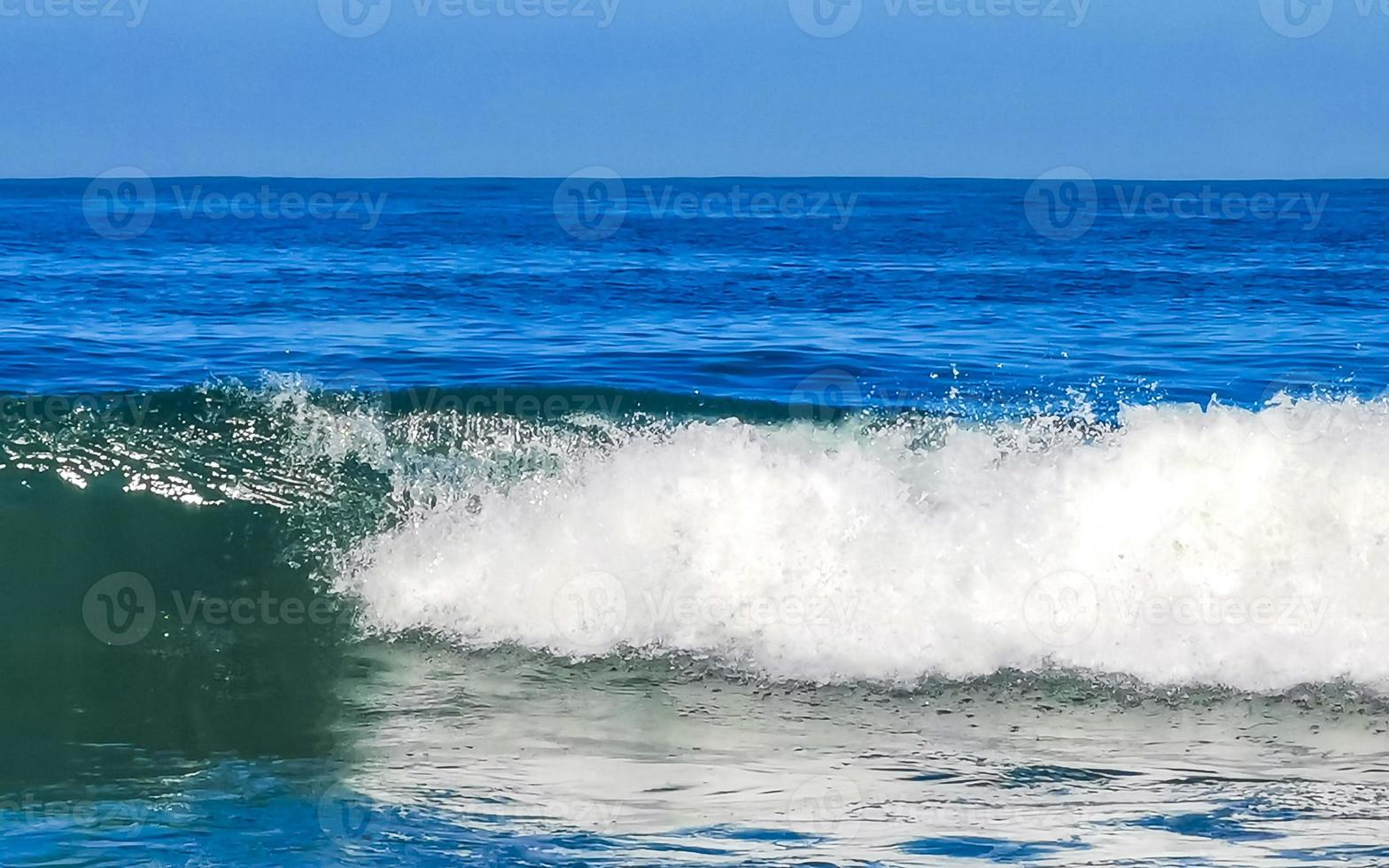 ytterst enorm stor surfare vågor på strand puerto escondido Mexiko. foto